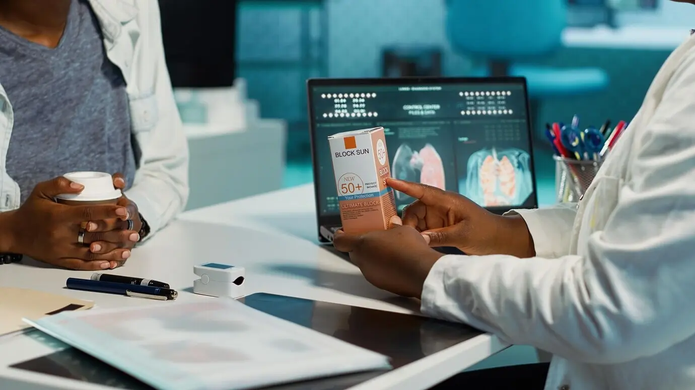 Врач рекомендует солнцезащитный лосьон с SPF 50 для дополнительной защиты.
