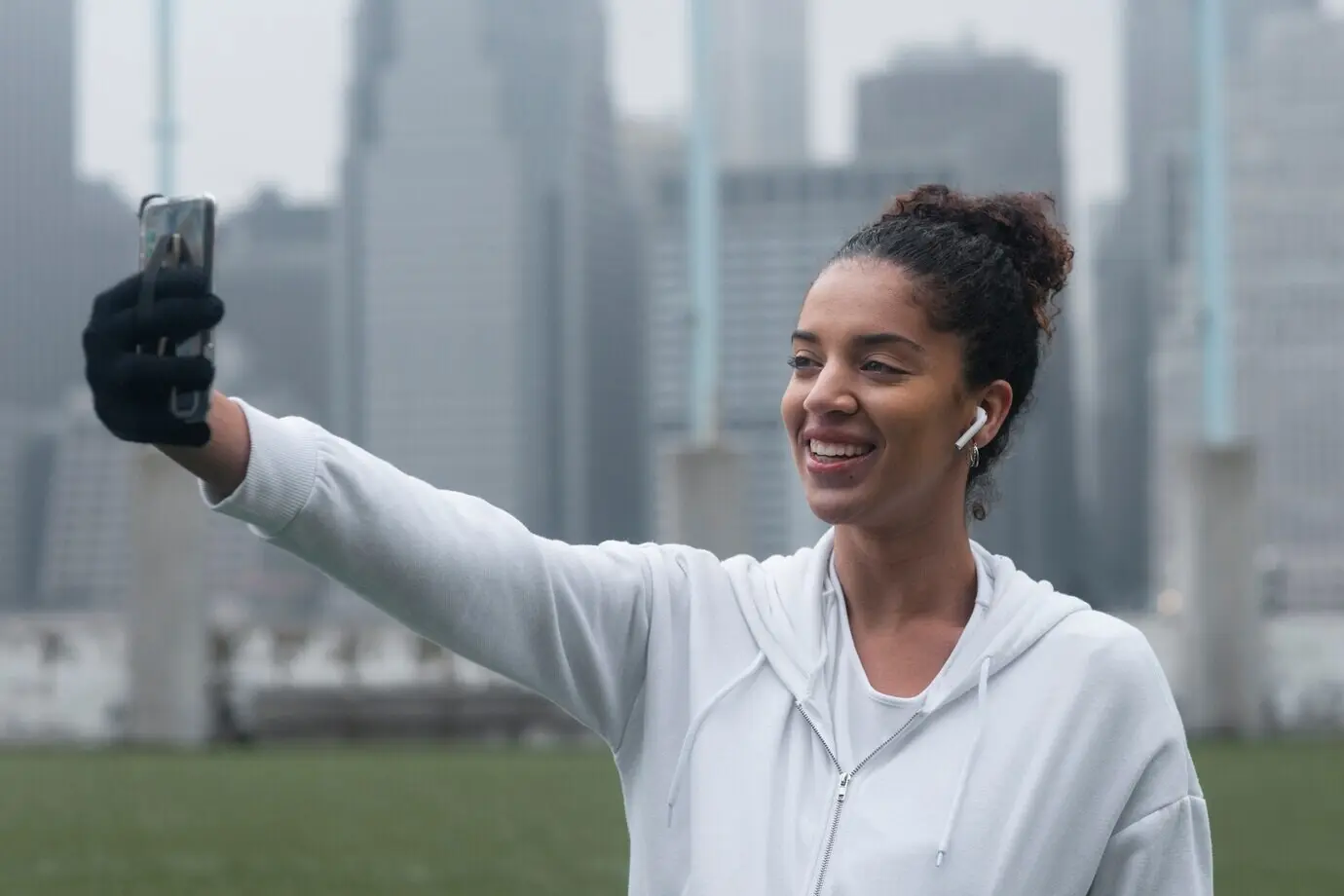Женщина занимается пробежкой зимой.