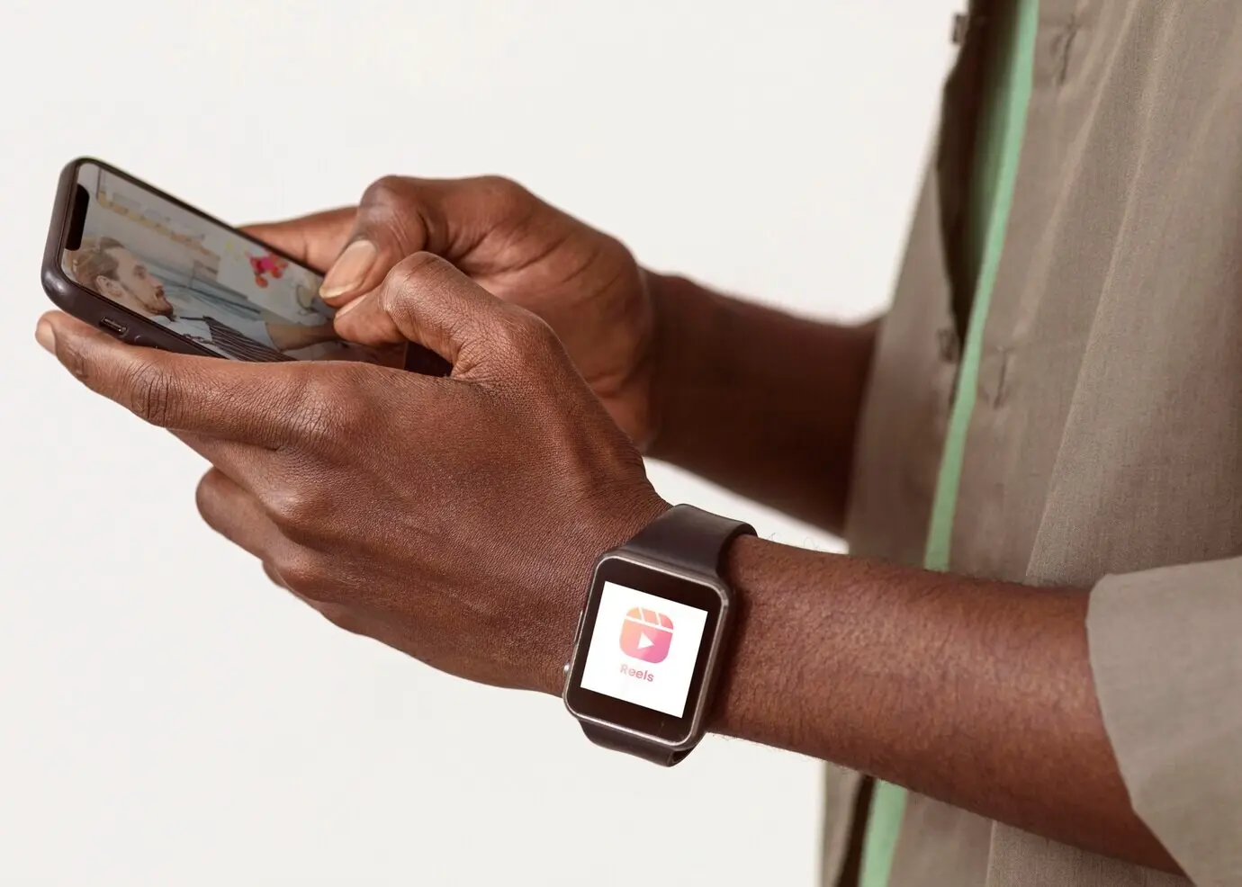 Молодые люди, использующие рилсы