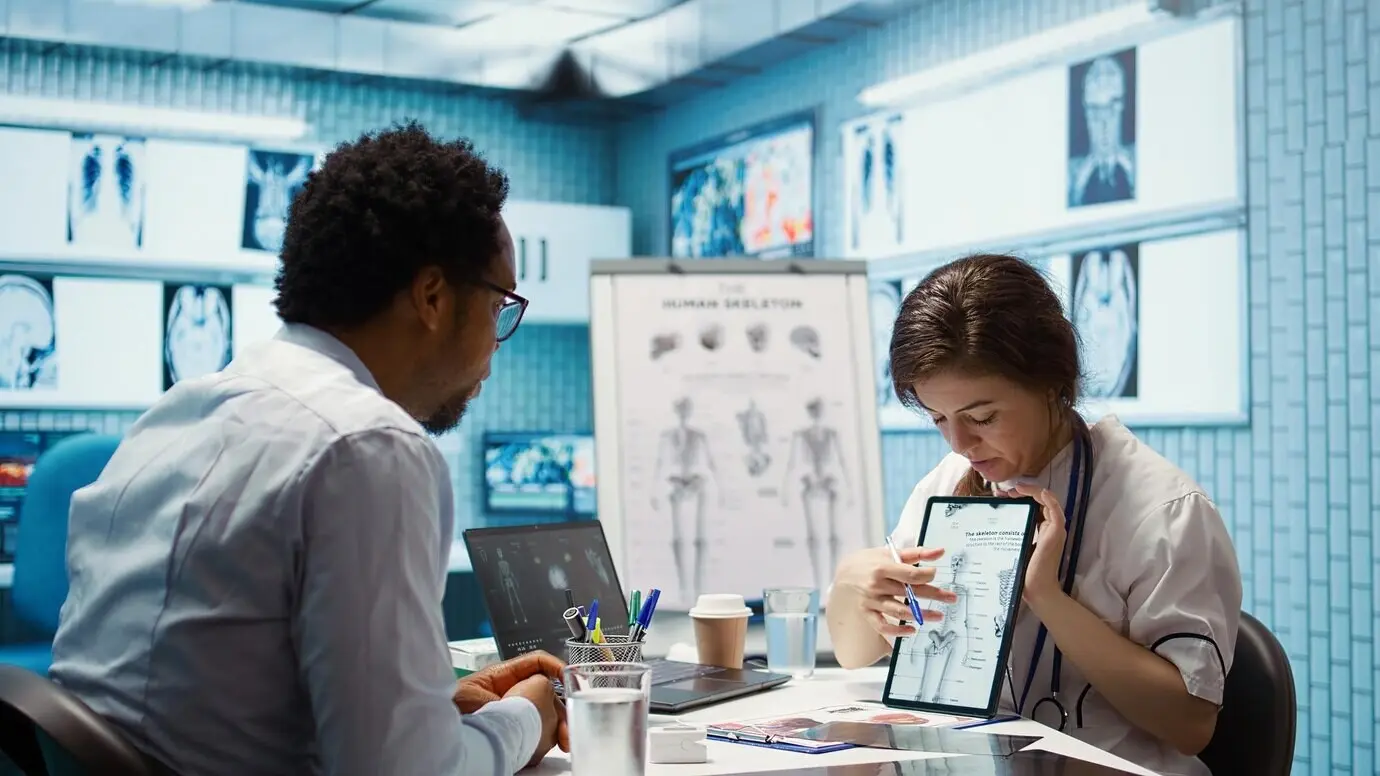 Медицинский работник в кабинете представляет пациенту результаты лабораторных анализов.